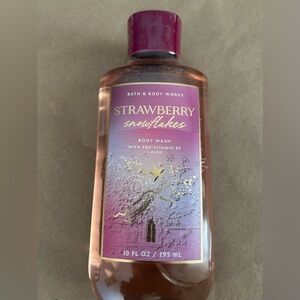 Bath & Body Works Strawberry Snowflakes Body Wash - Purple and Pink